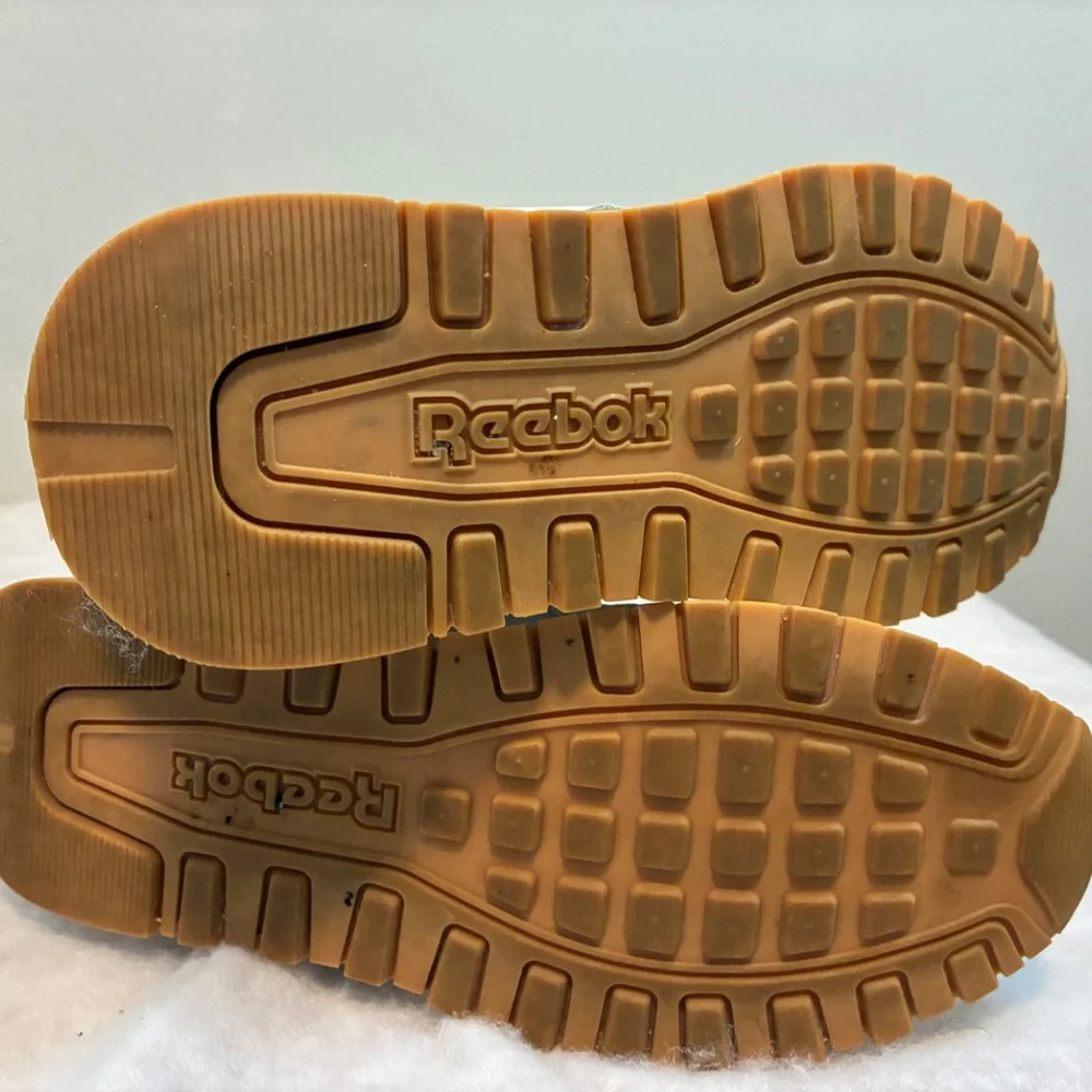 Reebok classic low-top, white leather athletic sneaker, Women’s Size 7.5